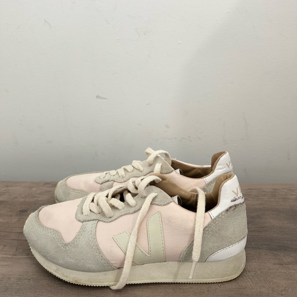 Veja bastille holiday quartz pink athletic size 5 shoe workout
